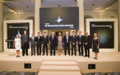 Los galardonados, durante la ceremonia de entrega de los Premios Vicent Caselles de la Real Sociedad Matem&aacute;tica Espa&ntilde;ola y la Fundaci&oacute;n BBVA, que ha estado presidida por la secretaria de Estado de Investigaci&oacute;n, Desarrollo e Innovaci&oacute;n, Carmen Vela, y el presidente de la Fundaci&oacute;n BBVA, Francisco Gonz&aacute;lez, (en el centro de la imagen) en presencia del presidente de la Real Sociedad Matem&aacute;tica Espa&ntilde;ola, Francisco Marcell&aacute;n, y del director de la Fundaci&oacute;n BBVA, Rafael Pardo.