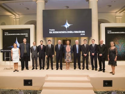 Los galardonados, durante la ceremonia de entrega de los Premios Vicent Caselles de la Real Sociedad Matem&aacute;tica Espa&ntilde;ola y la Fundaci&oacute;n BBVA, que ha estado presidida por la secretaria de Estado de Investigaci&oacute;n, Desarrollo e Innovaci&oacute;n, Carmen Vela, y el presidente de la Fundaci&oacute;n BBVA, Francisco Gonz&aacute;lez, (en el centro de la imagen) en presencia del presidente de la Real Sociedad Matem&aacute;tica Espa&ntilde;ola, Francisco Marcell&aacute;n, y del director de la Fundaci&oacute;n BBVA, Rafael Pardo.