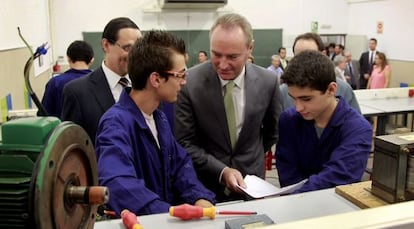 Alberto Fabra, con alumnos del centro de FP Xabec de Valencia.