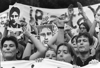 Participantes en la manifestación en Madrid contra ETA y en memoria del concejal del PP de Ermua Miguel Ángel Blanco, secuestrado y asesinado en 48 tras un ultimatum etarra al Gobierno. Los pistoleros de ETA desoyeron el clamor ciudadano, la mayor movilización que se ha registrado nunca en España contra ETA, y dispararon dos tiros en la cabeza al edil vizcaíno, de 29 años. Hallado maniatado en Lasarte (Guipúzcoa), aún luchó por su vida 12 horas más.