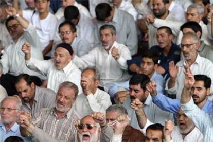 Fieles iraníes gritan "Muerte a EE UU" durante el rezo del viernes en la Universidad de Teherán.