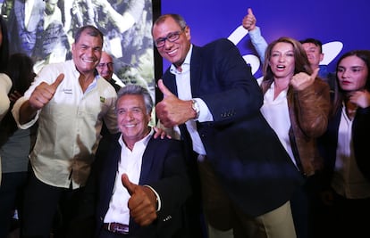 Rafael Correa, Lenin Moreno y Jorge Glas celebran la victoria electoral en la primera vuelta de las elecciones de 2017 en Ecuador.