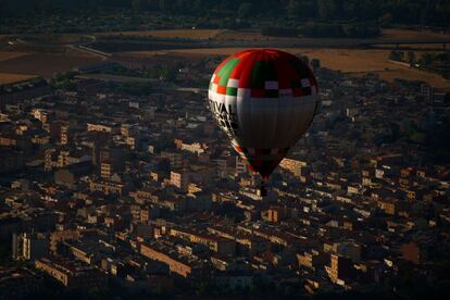 Un globo sobrevuela la ciudad de Igualada.