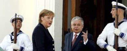 La canciller alemana, Angela Merkel, da la bienvenida al presidente polaco, Lech Kaczynski, ayer en Merseburg, en el este de Alemania.