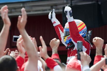 Fernando Alonso festeja su segundo puesto al acabar la carrera.