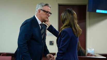 Alec Baldwin y su esposa Hilaria durante un momento de la segunda jornada del juicio, celebrado en Santa Fe.