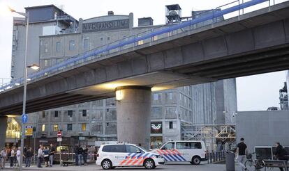 La policia davant de la sala de concerts a Rotterdam.