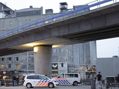 La policia davant de la sala de concerts a Rotterdam.