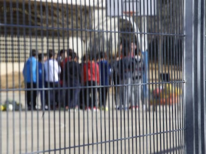 Ni&ntilde;os en el patio de un colegio.