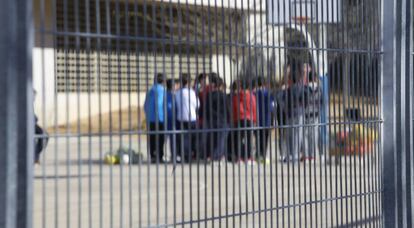 Niños en el patio de un colegio.