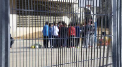 Ni&ntilde;os en el patio de un colegio.