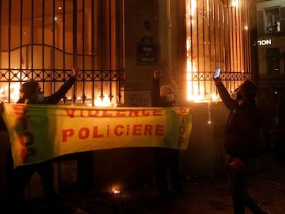 Agências do Banco da França incendiadas durante a marcha contra a nova lei de segurança nacional em Paris.