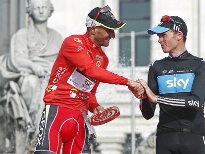 Juanjo Cobo (i) saluda Christopher Froome, en el podio de Madrid tras acabar la Vuelta de 2011.