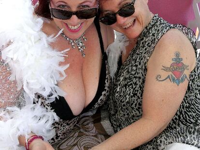 Annie Sprinkle (izquierda) y Elisabeth Stephens, su pareja.