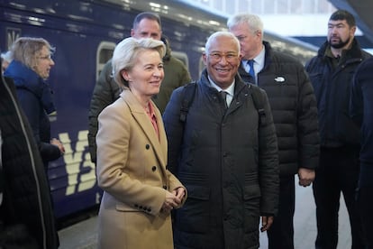 La presidenta de la Comisin Europea, Ursula von der Leyen, y el presidente del Consejo de Europa, Antnio Costa, a su llegada a la estacin de trenes de Kiev (Ucrania), este lunes.