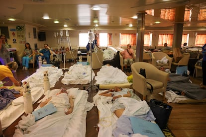 Pacientes del Hospital General de Alexandroupolis en un ferri, tras su evacuación por el acercamiento de las llamas, el martes.