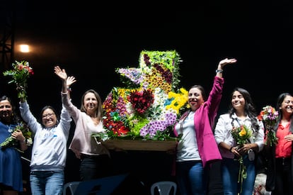 Diputadas de Semilla sostienen un mapa hecho con flores durante el cierre de la campaña en el Parque Central de la Ciudad de Guatemala el 16 de agosto.