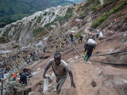 Mineros trabajando en la cantera de coltán en Rubaya en República Democrática del Congo