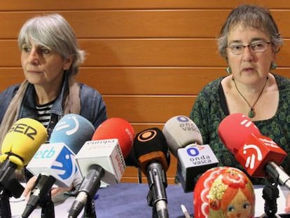 Amparo Lasheras, a la izquierda, y Arantza Urkaregi, ayer en Bilbao.