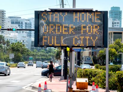 Una señal pide la permanencia en las casas en Miami Beach.