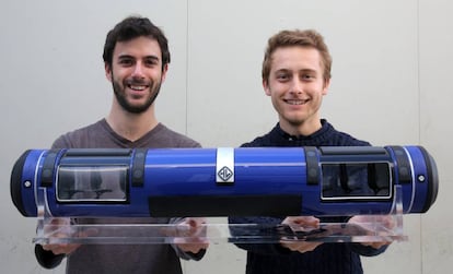 Daniel Orient and Juan Vicén with a model of their prototype.