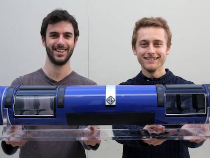 Daniel Orient and Juan Vicén with a model of their prototype.