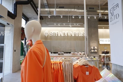 Interior de la tienda que Stradivarius ha inaugurado en la plaza de España.