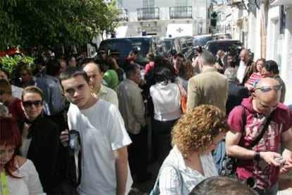 Vecinos de Marbella, concentrados ayer en las puertas del Ayuntamiento.