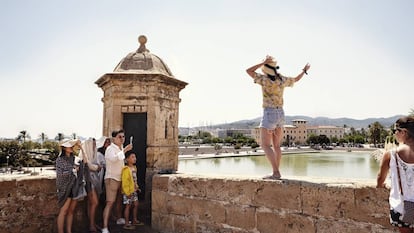 Visitantes em Palma. Dos 550.000 habitantes da cidade, 85% se dedicam aos serviços.