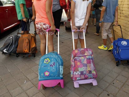 Escolares en la puerta de un colegio madrileño.