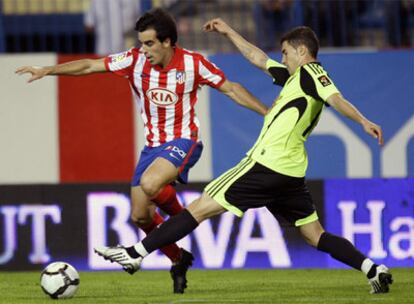 El jugador del Atlético de Madrid, José Manuel Jurado, en una jugada del partido contra el Zaragoza