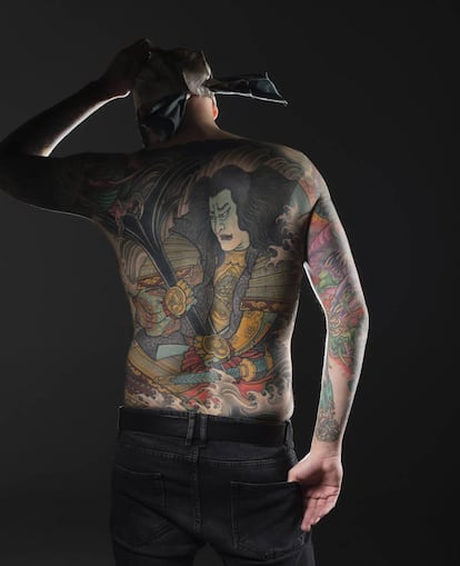 El tatuador Jee Sayalero lleva en su espalda una gran pieza de estilo japonés.