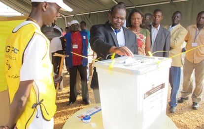 Cola para votar en un centro electoral en Sudán del Sur