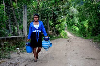Los hogares no suelen contar con agua potable, por lo que las mujeres suelen ser las encargadas de ir a recogerla y a lavar la ropa. La distancia de las fuentes suele ser mayor cuanto más avanza el estío.