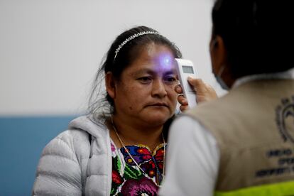 Trabajadores de Salud de Guatemala toman la temperatura a pasajeros de un vuelo procedente de España este lunes.