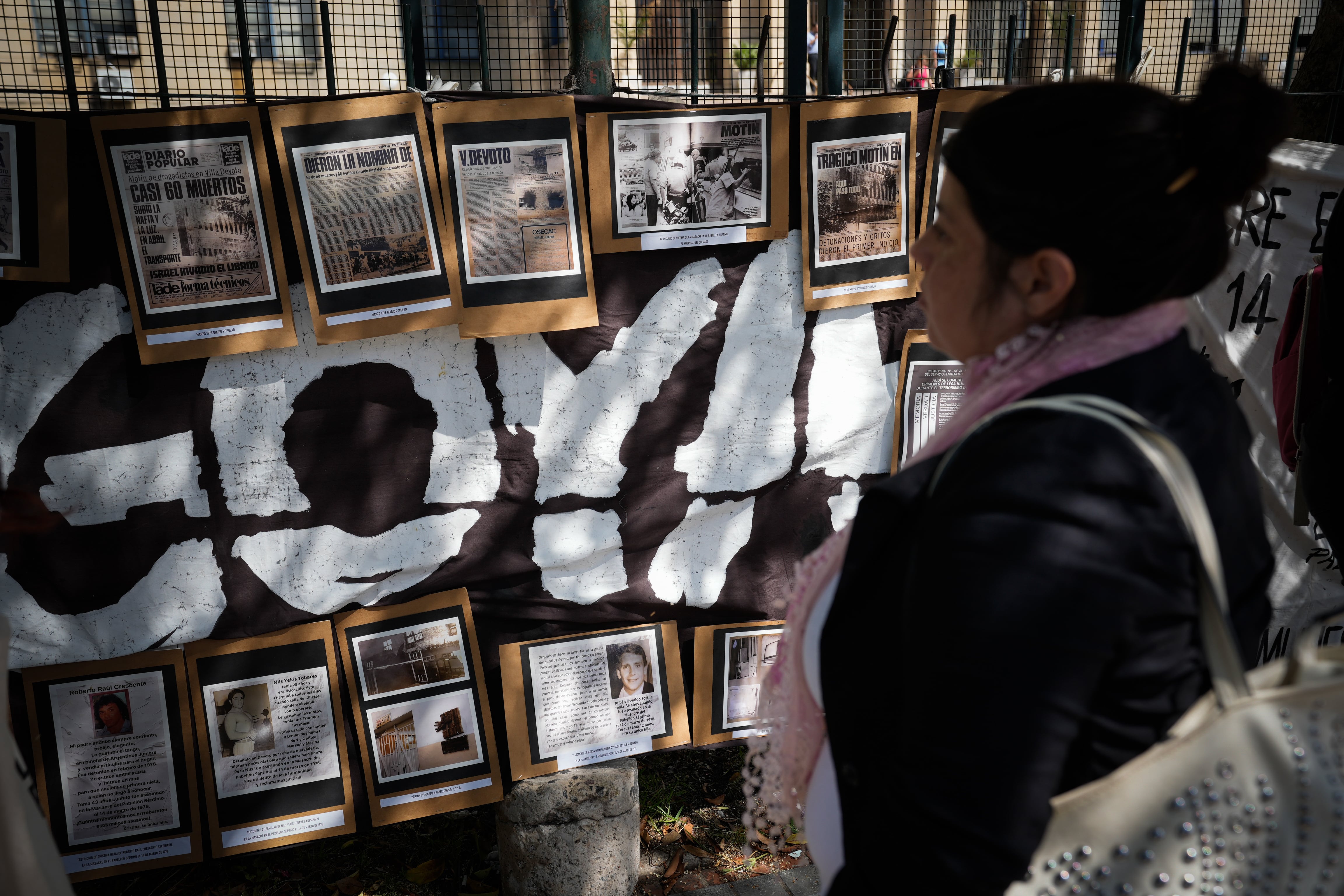 Tapas de los diarios de la época, sobre la masacre de Devoto, afuera de los tribunales de Comodoro.