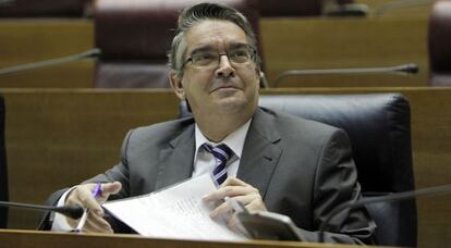 El consejero de Hacienda, José Manuel Vela, esta mañana en el pleno de las Cortes.