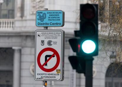 Una señalización de Zona de Bajas Emisiones de especial protección en el Distrito Centro, a 2 de enero de 2024, en Madrid (España). La Zona de Bajas Emisiones (ZBE) en Madrid ha entrado en vigor el pasado lunes, 1 de enero, en todo el término municipal y también en el exterior de la M-30, prohibiendo la circulación en la ciudad a los turismos más contaminantes que no estén empadronados en Madrid antes del 1 de enero de 2022 o que no abonen el Impuesto de Vehículos de Tracción Mecánica (IVTM). Aunque la medida ya ha entrado en vigor, se ha establecido un periodo de aviso que se extenderá hasta el 30 de junio con el objetivo de informar y advertir a los ciudadanos que tengan prohibidos el acceso y la circulación para que corrijan esa práctica y no sean sancionados por circular por el exterior de la M-30.
02 ENERO 2024;EMISIONES;CONTAMINACIÓN;COCHES;REGULACIÓN;VEHÍCULOS;CARTEL;SEÑALIZACIÓN;
Eduardo Parra / Europa Press
02/1/2024