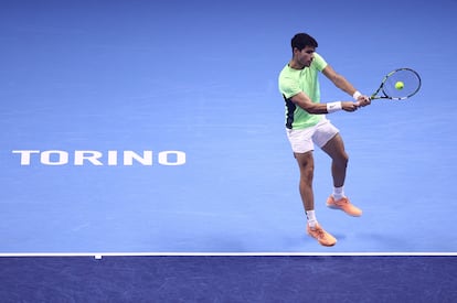 Carlos Alcaraz devuelve una bola ante Novak Djokovic.