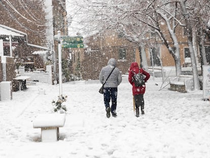 Transeúntes por las calles de Valldemosa, en Mallorca, tras la copiosa nevada caída este lunes.