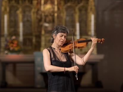 Amandine Beyer interpretando las 'Sonatas y Partitas para violín solo' de Bach junto a la tumba del compositor en la Thomaskirche de Leipzig durante el Bachfest de 2022.