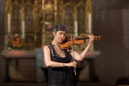 Amandine Beyer interpretando las 'Sonatas y Partitas para violín solo' de Bach junto a la tumba del compositor en la Thomaskirche de Leipzig durante el Bachfest de 2022.