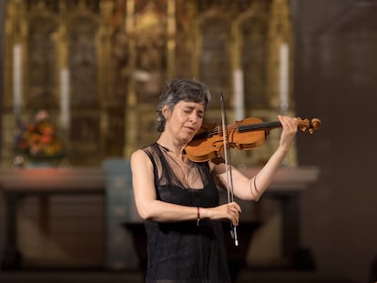 Amandine Beyer interpretando las 'Sonatas y Partitas para violín solo' de Bach junto a la tumba del compositor en la Thomaskirche de Leipzig durante el Bachfest de 2022.