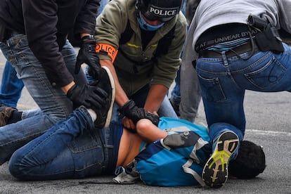 Varios policías detienen a un manifestante durante los enfrentamientos que se han producido con motivo de las protestas en Nantes.