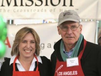 Wendy Greuel junto al actor Harrison Ford.