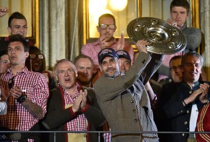 Guardiola alza el trofeo de la Bundesliga.