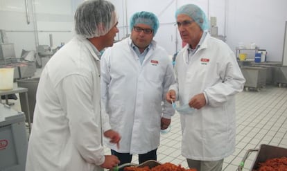 Un directivo de la empresa Noel muestra sus instalaciones, ayer, a Francesc Gambús y Josep Antoni
