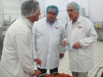 Un directivo de la empresa Noel muestra sus instalaciones, ayer, a Francesc Gamb&uacute;s y Josep Antoni