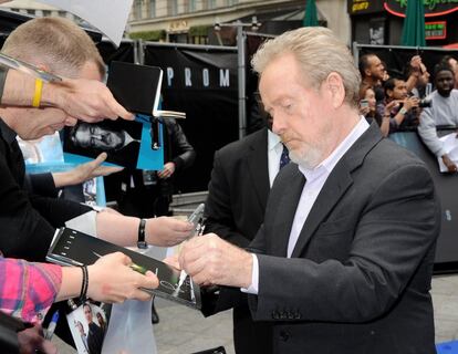 Ridley Scott firma autógrafos durante la Premiere de  Prometheusel 31 de mayo de 2012 en Londres.  