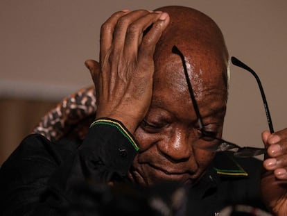 Zuma se dirige a los medios en una imagen de archivo del pasado mes de julio